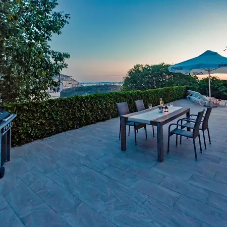 Βίλα -villa Don Dan -villa With Pool Near Split -suitable For Extended Žrnovnica