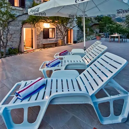 Villa -villa Don Dan -villa With Pool Near Split -suitable For Extended *